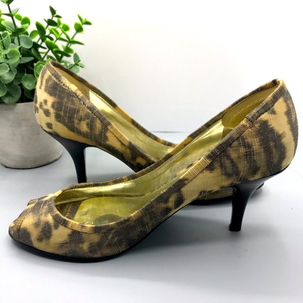 Guess by Marciano heels leopard print peep toe shoes size 6